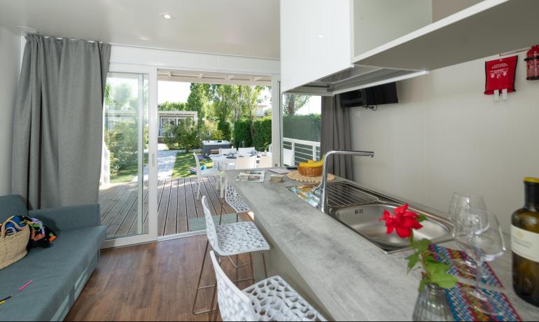 Cucina moderna con vista giardino e terrazza.