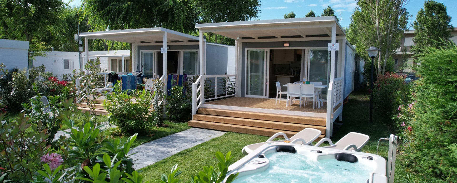 Bungalow moderni con veranda e jacuzzi immersi nel verde.