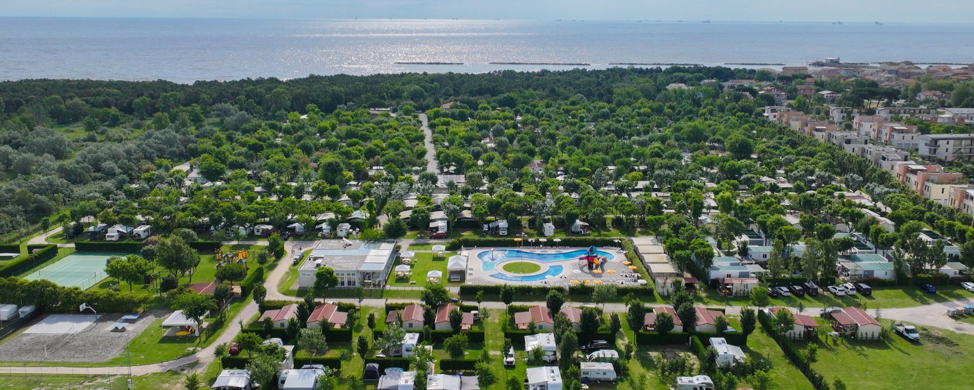 Vista aerea di un campeggio vicino al mare.