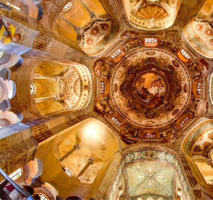 Cupola decorata di una chiesa bizantina con mosaici e affreschi.