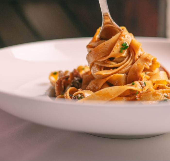 Tagliatelle al sugo con funghi e prezzemolo.